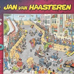 Over Jan van Haasteren puzzels Jan van Haasteren puzzels zijn puzzels met veel kleur en details. Jan van Haasteren tekent al decennia lang humoristische platen die je steeds weer verrassen en laten lachen. De echte fans kennen de specifieke kenmerken van Jan van Haasteren en zoeken in elke puzzel direct naar de haaienvin, Sinterklaas, de handjes, het kunstgebit en Jan’s zelfportret. Jumbo heeft tientallen Jan van Haasteren puzzels in de collectie van 54 tot maar liefst 5.000 puzzelstukjes.