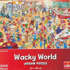 Wacky world Lunchroom 1000 st Wacky World Lunchroom legpuzzel van 1000 stukjes met op de puzzel een afbeelding van het leven tijdens een pandemie. Afmetingen puzzel: 68 x 48 cm, merk Goliath.