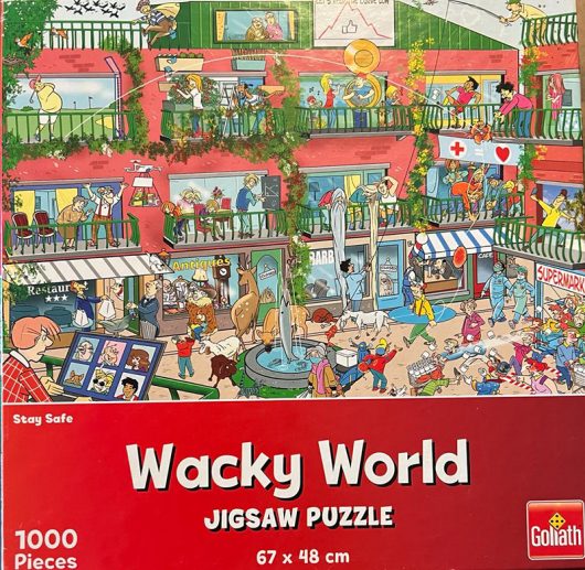 Wacky world Stay safe 1000 st Wacky World Stay Safe legpuzzel van 1000 stukjes met op de puzzel een afbeelding van het leven tijdens een pandemie. Afmetingen puzzel: 68 x 48 cm, merk Goliath.