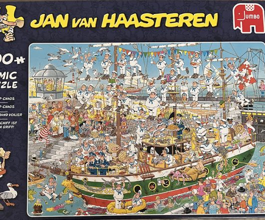 Jan van Haasteren Tall Ship Chaos  Puzzel 1000 Stukjes. Jan van Haasteren (geboren in 1936) tekent al tientallen jaren grappige platen exclusief voor Jumbo puzzels. De doorgewinterde fan zoekt in elke nieuwe puzzel direct naar Jan's handelsmerk: de haaienvin. In nagenoeg elke plaat duikt deze een of meerdere malen op. In de loop der jaren heeft Jumbo al tientallen van Haasteren puzzels uitgebracht en ieder jaar komen er weer nieuwe puzzels bij.